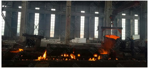 鑄鐵平臺(tái)的熔煉及澆鑄現(xiàn)場(chǎng),歡迎各位朋友來廠參觀激情四射的鐵花飛濺的壯觀場(chǎng)景